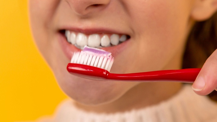 莱沃口腔‖牙齿总是很敏感？多半是你用牙姿势不对！