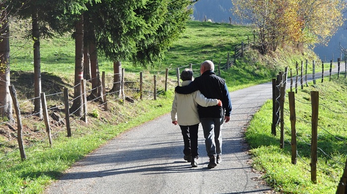 莱沃口腔‖情暖重阳，关爱老年人口腔健康，才能让爱更“齿”久