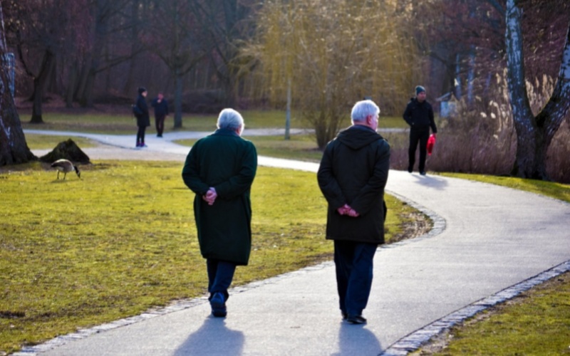 莱沃口腔‖重阳节：敬长辈，护好牙，别让牙齿问题，成了他们晚年的“小遗憾”