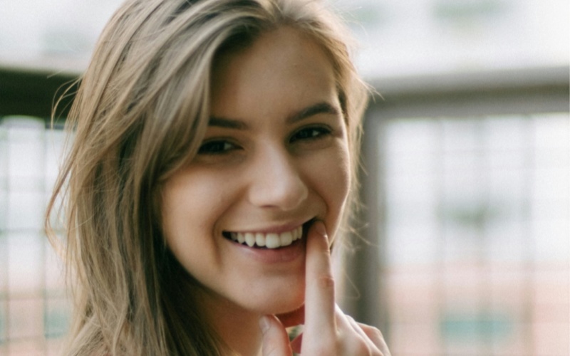 莱沃口腔‖这些无意识的小动作，可能正在悄悄磨坏你的牙