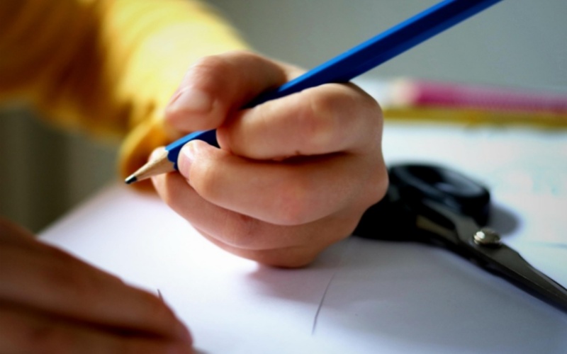 莱沃口腔‖假期陪娃别漏了这个！孩子的这些小动作，可能正在悄悄毁牙型