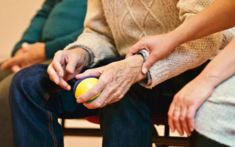 莱沃口腔‖爸妈的口腔健康，可能正被这些“好习惯”悄悄偷走