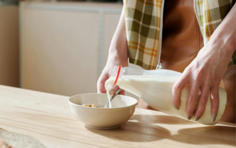 莱沃口腔‖睡前喝奶比吃糖还伤牙？很多人都忽略了这关键一步