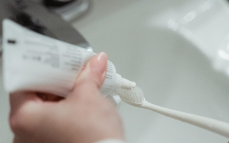 莱沃口腔‖天天刷美白牙膏，为啥牙反而越来越敏感？